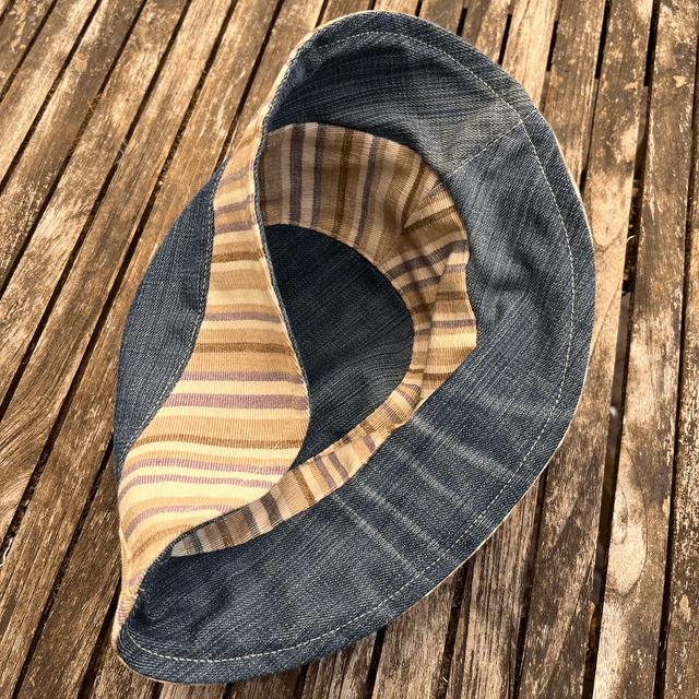 Jeanshoedje met streepjes