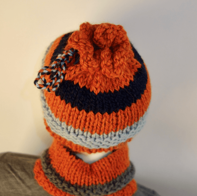Oranje-grijs-zwarte muts