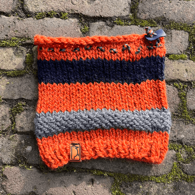 Oranje-grijs-zwarte muts