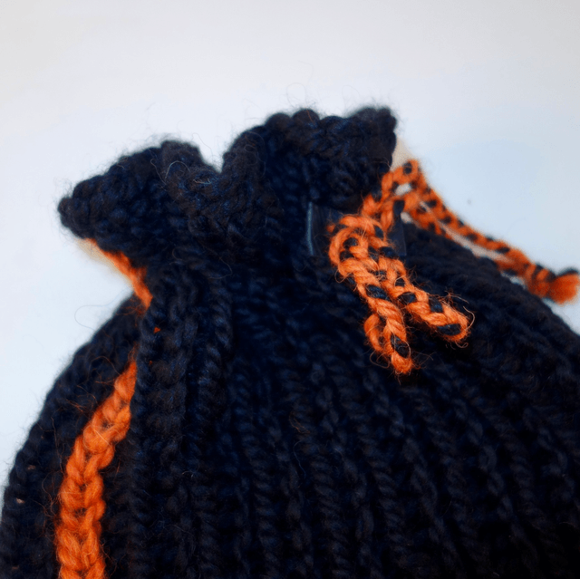 Donkerblauwe muts met oranje streep