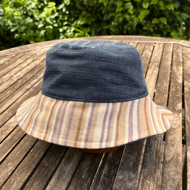 Jeanshoedje met streepjes