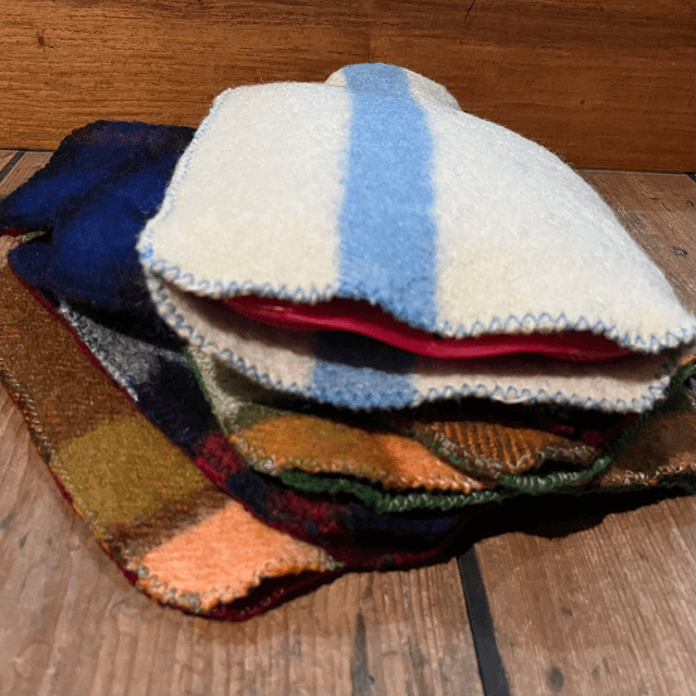 Blauwe kruikzak met rode achterkant