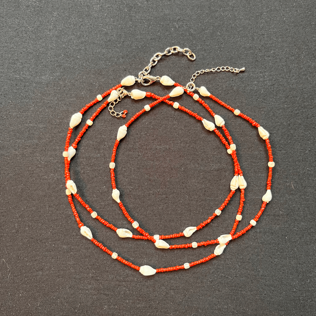 Ketting van koraal met  wulkjes.