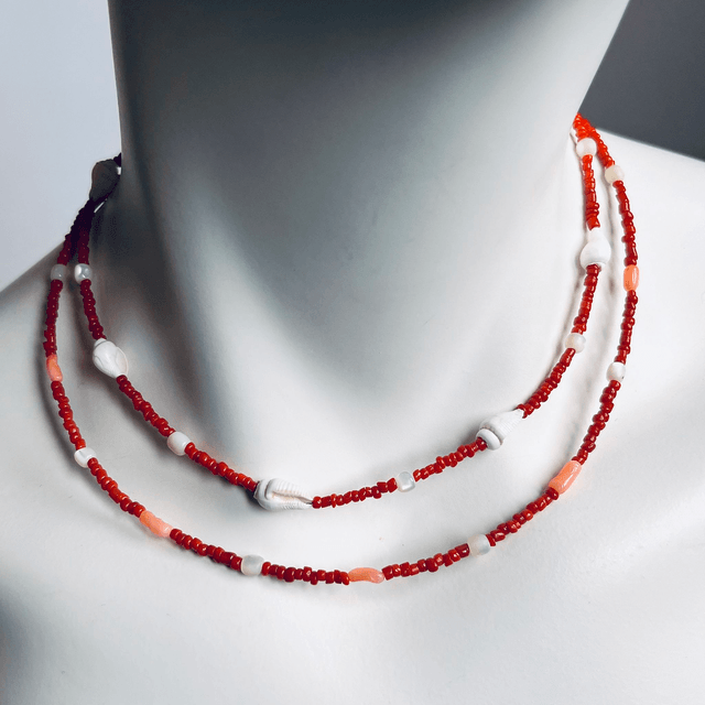 Ketting van koraal met  wulkjes.