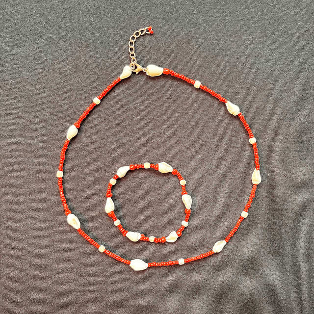 Ketting van koraal met  wulkjes.