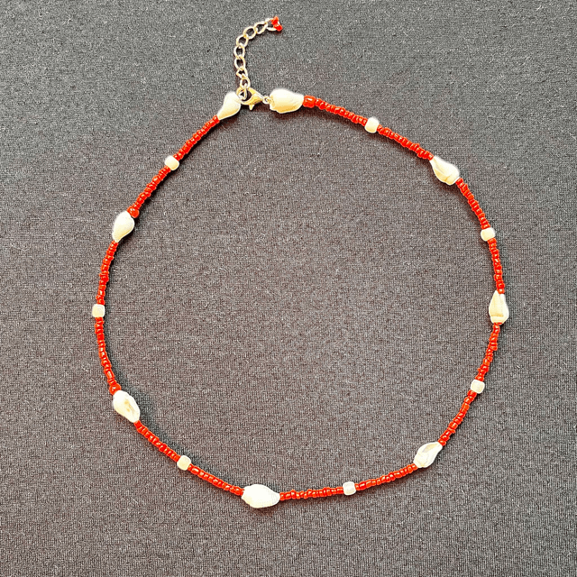 Ketting van koraal met  wulkjes.