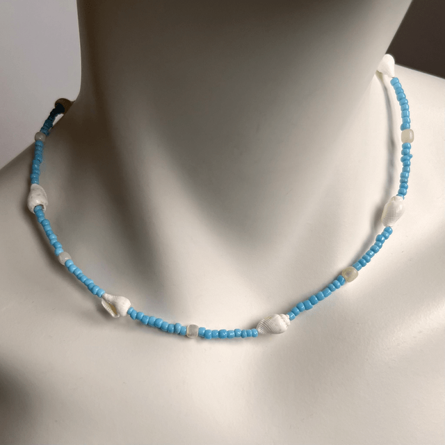 Blauwe ketting met  wulkjes.