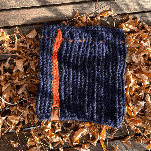 Donkerblauwe muts met oranje streep