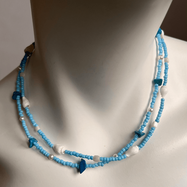 Blauwe ketting met  wulkjes.