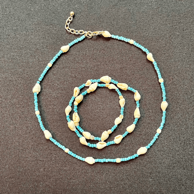 Blauwe ketting met  wulkjes.
