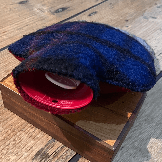 Blauwe kruikzak met rode achterkant