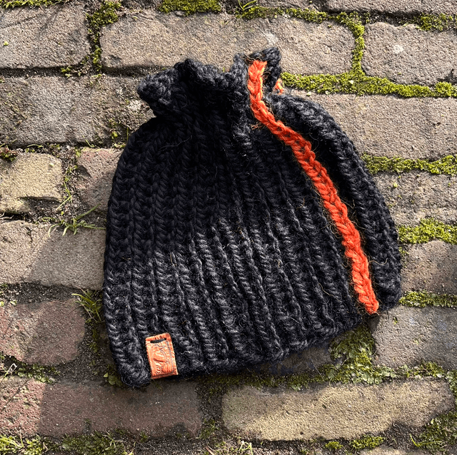 Zwart-oranje muts