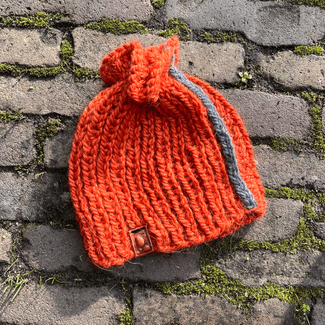Oranje muts met grijze streep