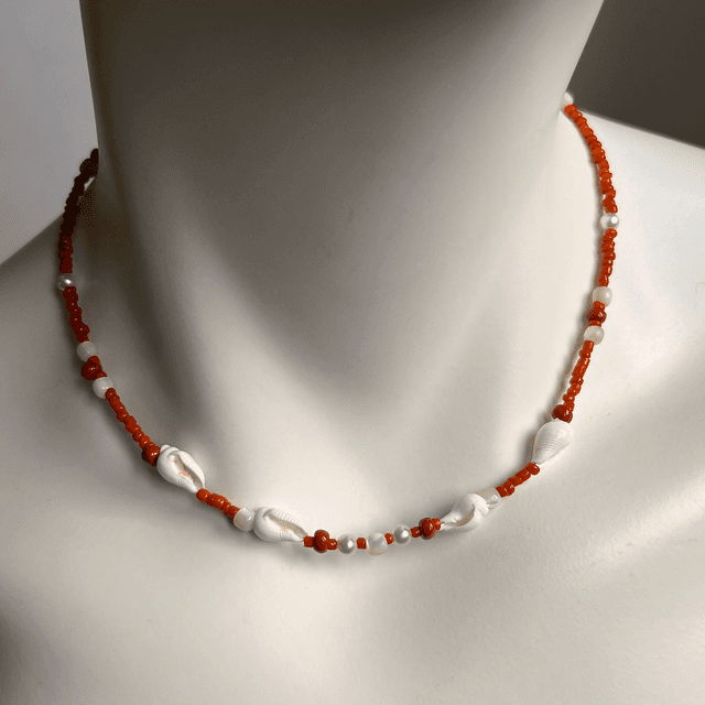 Ketting van koraal met  wulkjes.