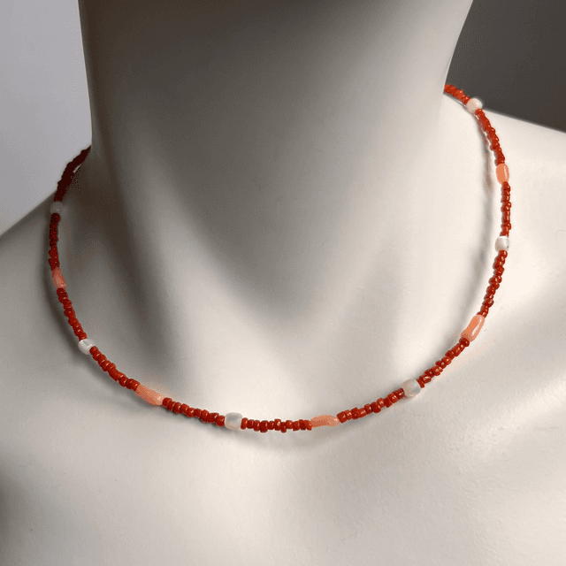 Ketting met twee kleuren koraal.
