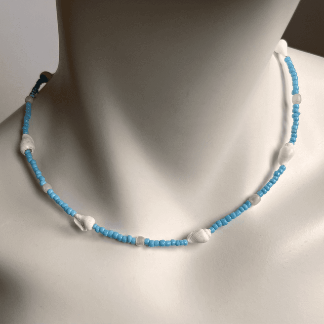 Blauwe ketting met  wulkjes.