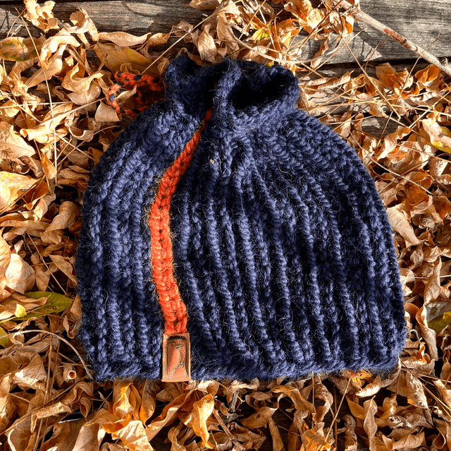 Donkerblauwe muts met oranje streep